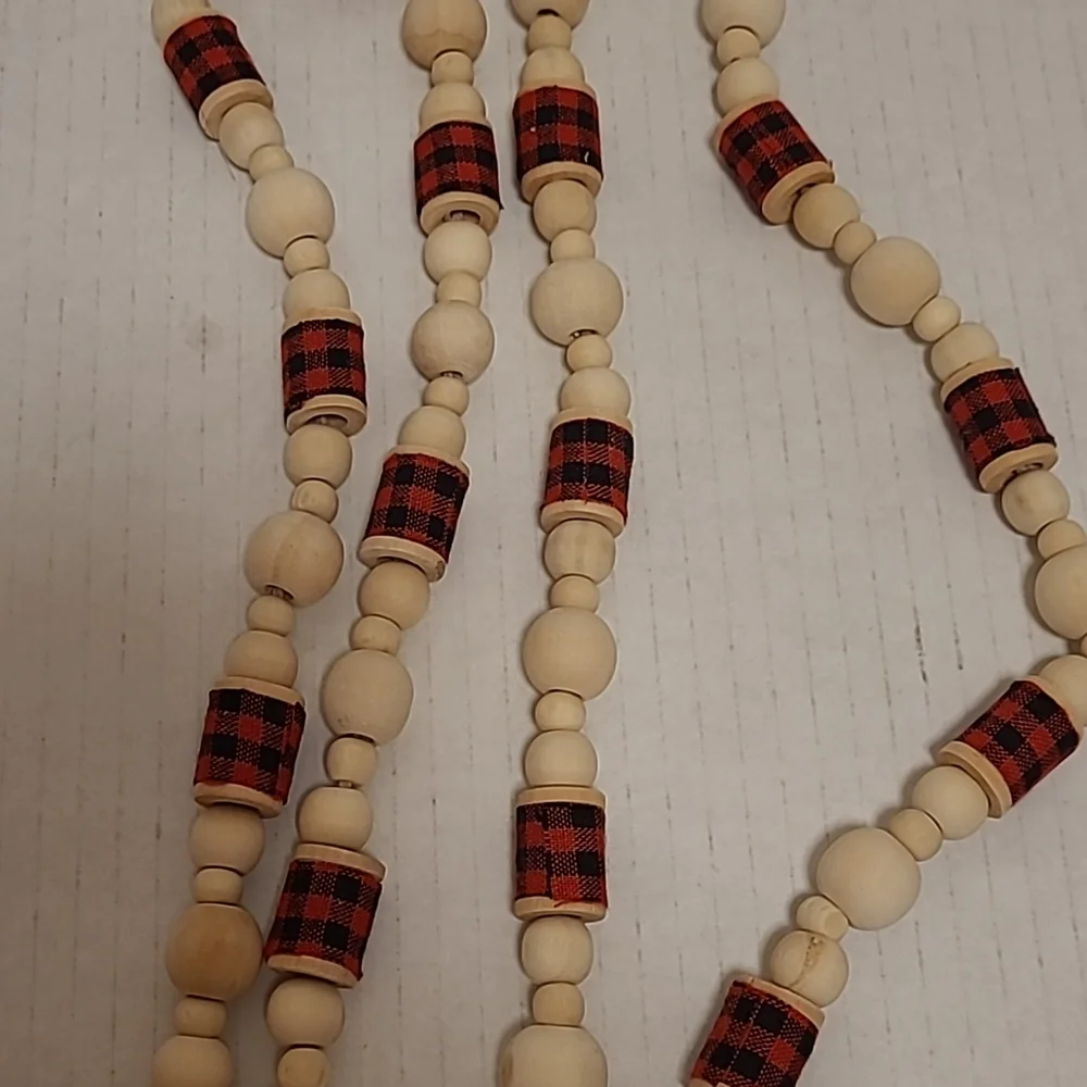 NWOT Holiday Time Natural Wood and Plaid Bead Garland